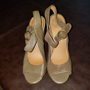 New (without tags) size 8.5 women's Lucky shoes
